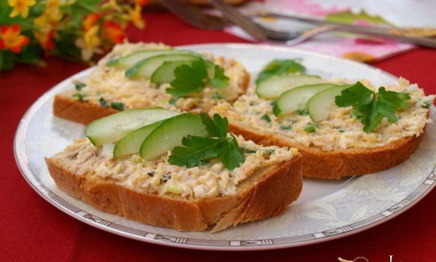 Рецепт бутербродов с консервированной горбушей, плавленым сыром и яйцом