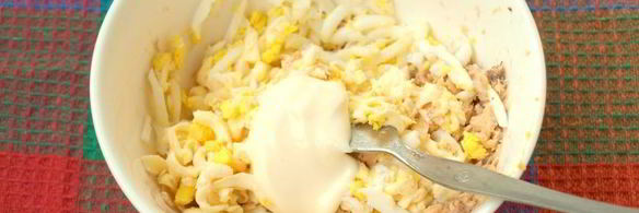 бутерброды с консервированной горбушей, плавленым сыром и яйцом