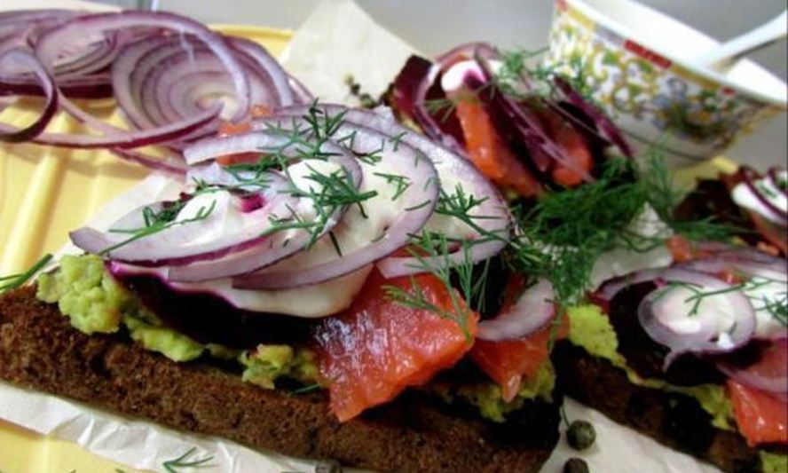 Рецепт бутербродов с лососем, свеклой и авокадо