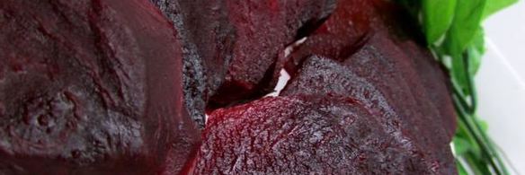 бутерброды с лососем, свеклой и авокадо