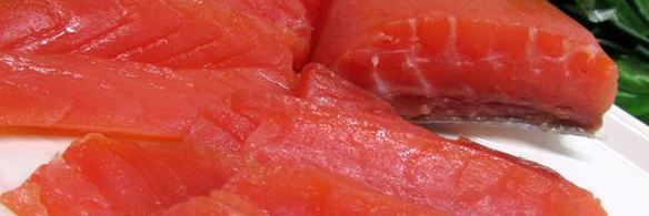 бутерброды с лососем, свеклой и авокадо