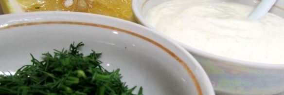 бутерброды с лососем, свеклой и авокадо