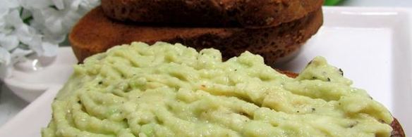 бутерброды с лососем, свеклой и авокадо