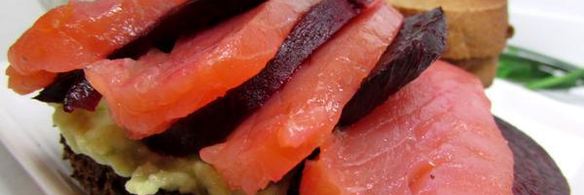бутерброды с лососем, свеклой и авокадо