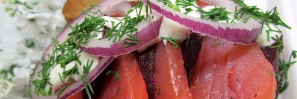 бутерброды с лососем, свеклой и авокадо