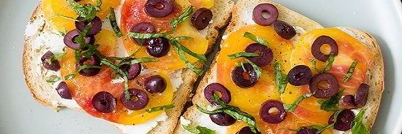 Бутерброды с маслинами, помидорами и сыром