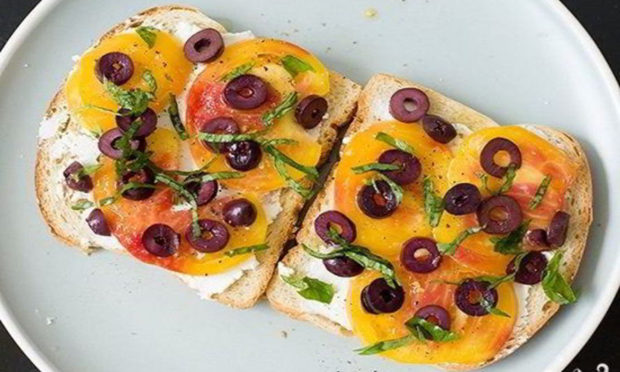 Рецепт бутербродов с маслинами, помидорами и сыром