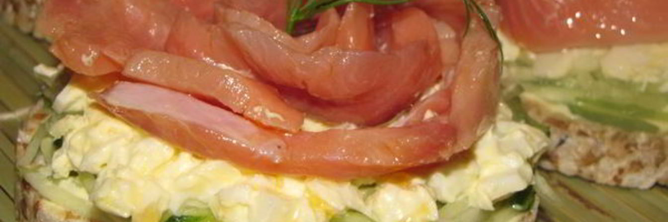 Бутерброды с огурцом и горбушей