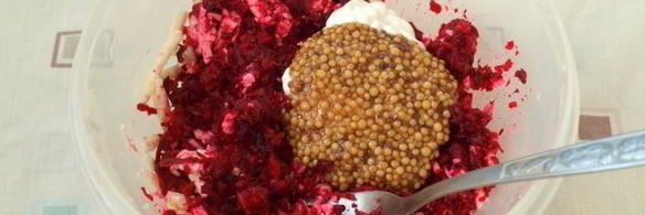 бутерброды с сельдью и свекольно-горчичной намазкой