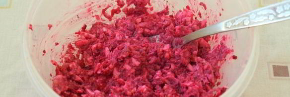 бутерброды с сельдью и свекольно-горчичной намазкой