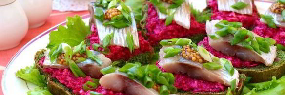 бутерброды с сельдью и свекольно-горчичной намазкой