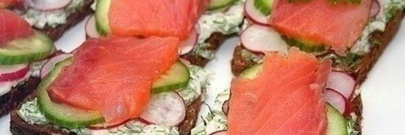 Бутерброды с семгой и редисом