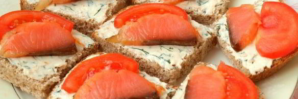бутерброды с семгой, помидорами и плавленным сыром