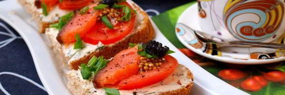 бутерброды с семгой, помидорами и плавленным сыром