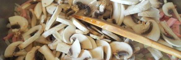 бутерброды с шампиньонами и колбасой в духовке