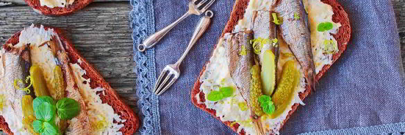 бутерброды с шпротами