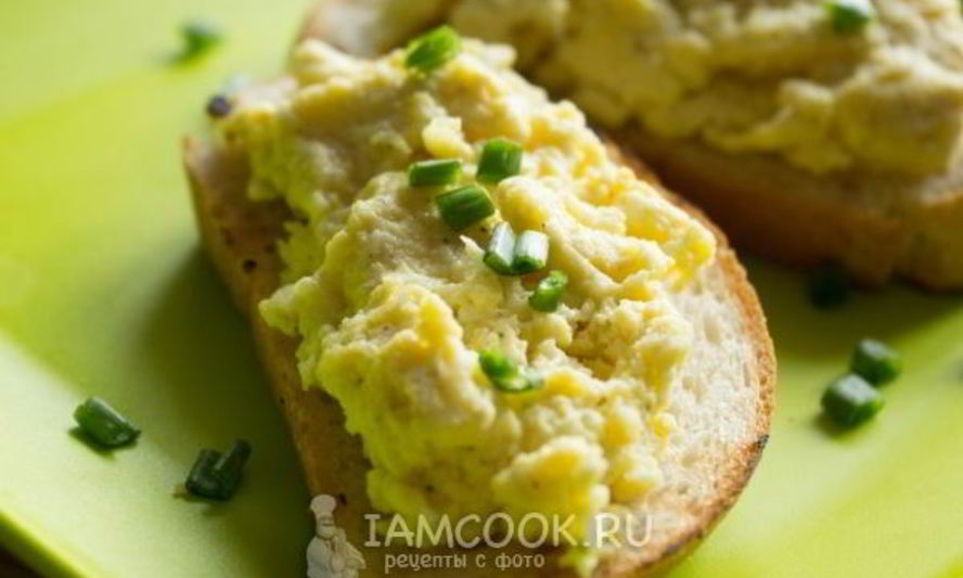 Рецепт бутербродов с яичницей-болтуньей