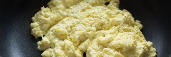 бутерброды с яичницей-болтуньей