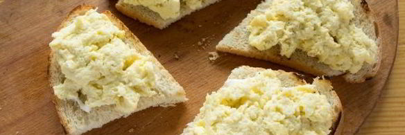 бутерброды с яичницей-болтуньей