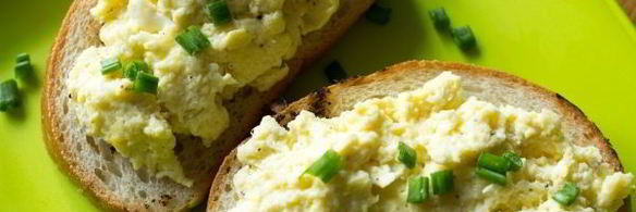 бутерброды с яичницей-болтуньей