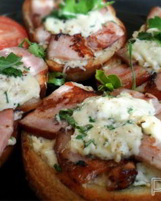 Бутерброды с жареной ветчиной, сыром и орехами