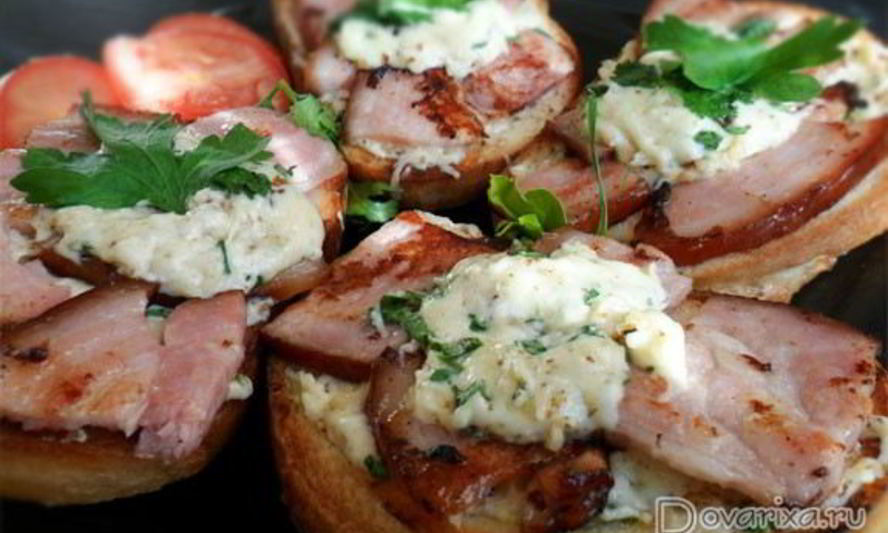 Рецепт бутербродов с жареной ветчиной, сыром и орехами