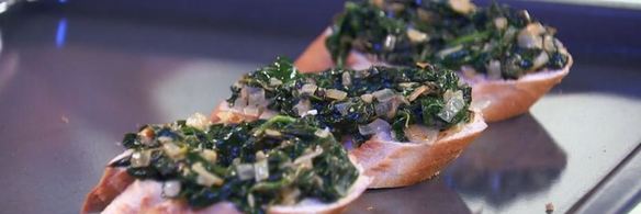 бутерброды со шпинатом и перепелиным яйцом