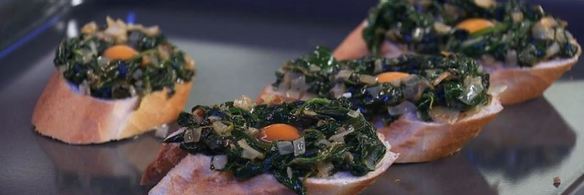 бутерброды со шпинатом и перепелиным яйцом