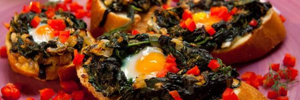 бутерброды со шпинатом и перепелиным яйцом