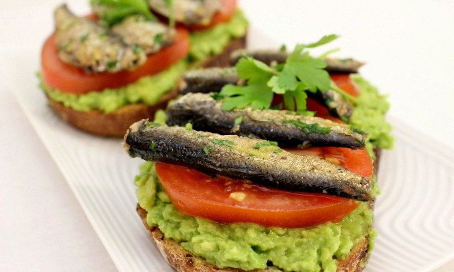 Рецепт бутербродов со шпротами и авокадо