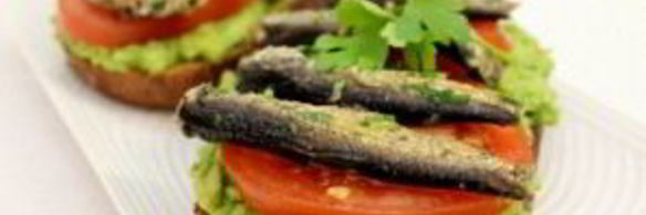 бутерброды со шпротами и авокадо