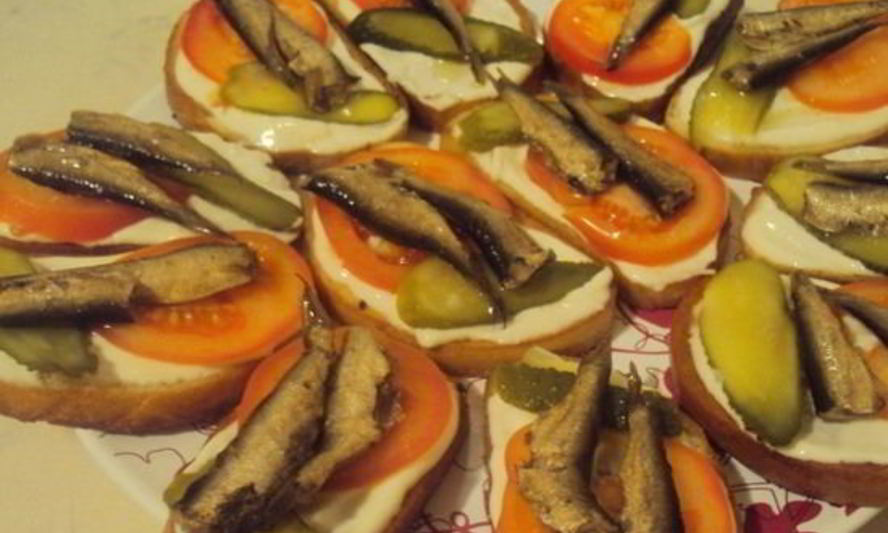 Рецепт бутербродов со шпротами и помидорами