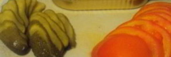 бутерброды со шпротами и помидорами