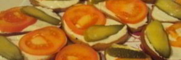 бутерброды со шпротами и помидорами