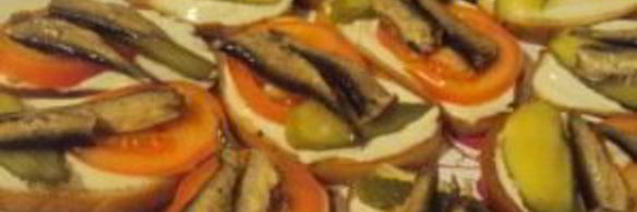 бутерброды со шпротами и помидорами