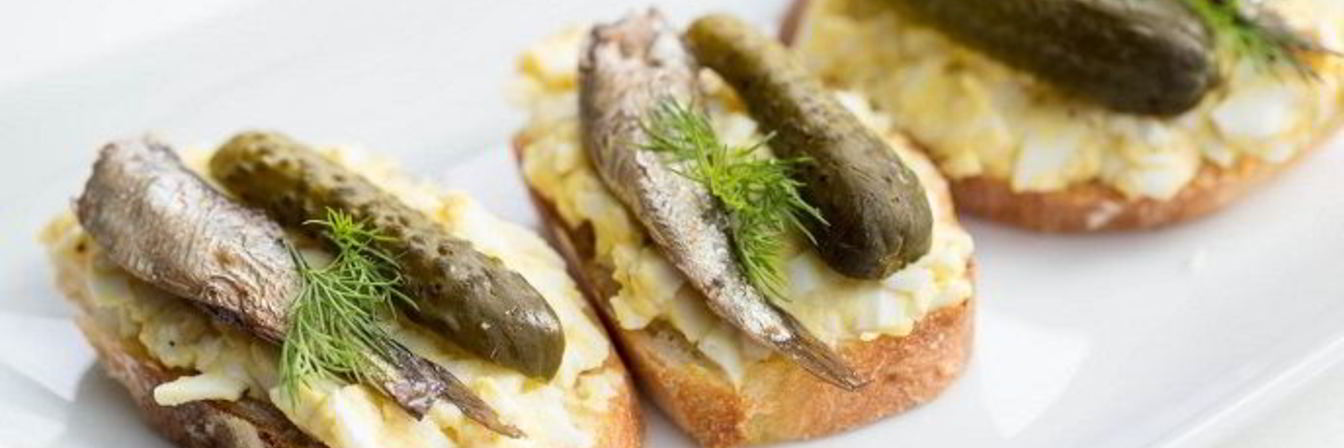 Бутерброды со шпротами и соленым огурцом