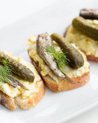 Бутерброды со шпротами и соленым огурцом