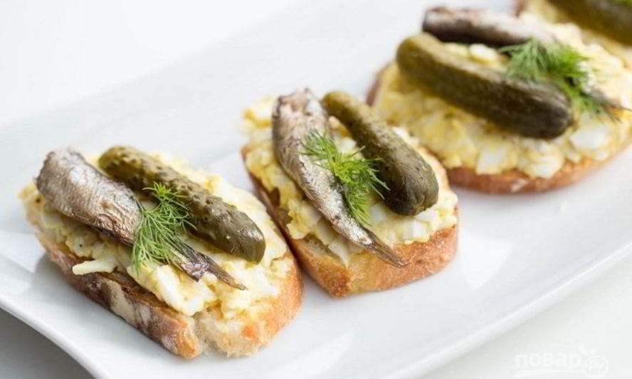 Рецепт бутербродов со шпротами и соленым огурцом