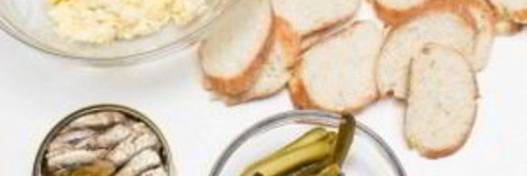 бутерброды со шпротами и соленым огурцом