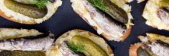 бутерброды со шпротами и соленым огурцом