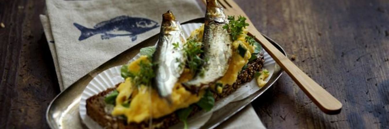 Бутерброды со шпротами и жареными яйцами