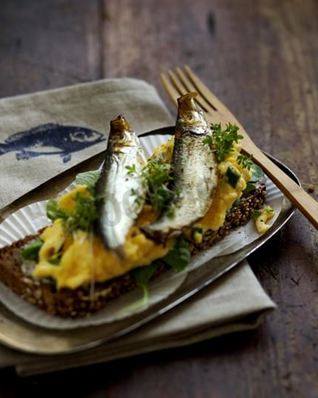 Бутерброды со шпротами и жареными яйцами