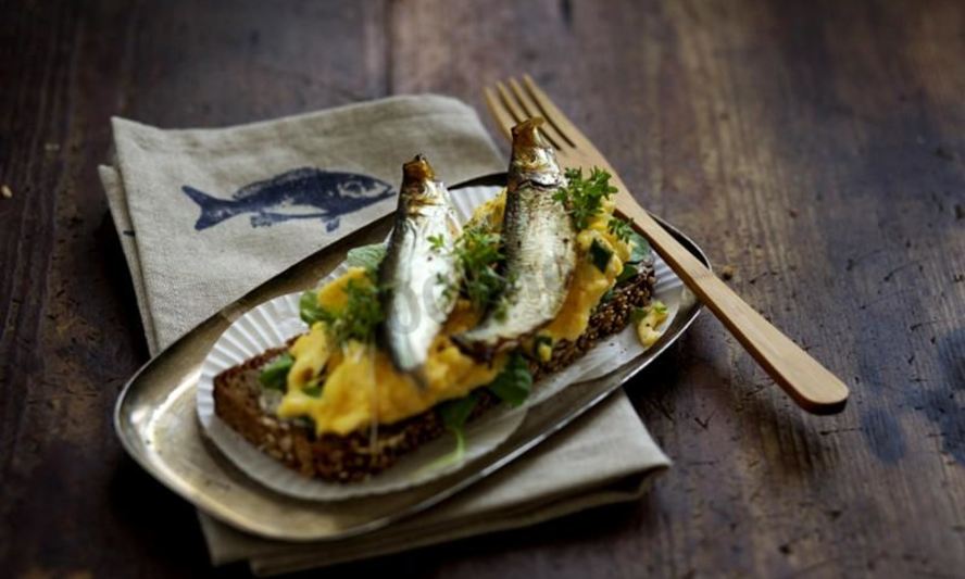 Рецепт бутербродов со шпротами и жареными яйцами