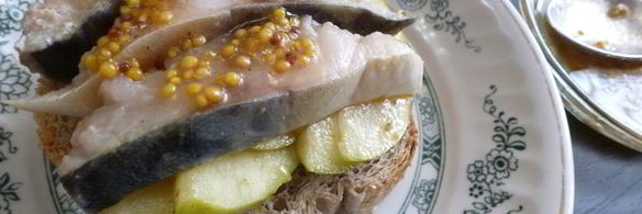 бутерброды со скумбрией и яблоками