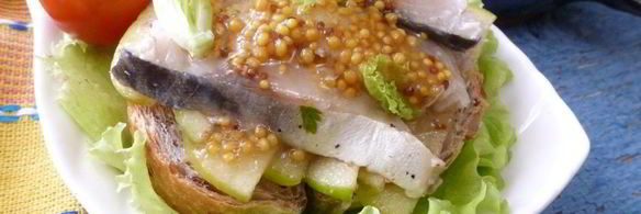 бутерброды со скумбрией и яблоками