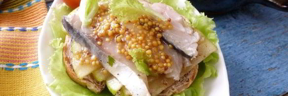 бутерброды со скумбрией и яблоками