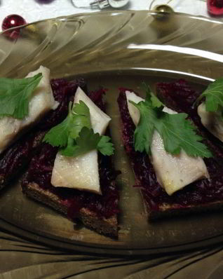 Бутерброды со свеклой и селедкой