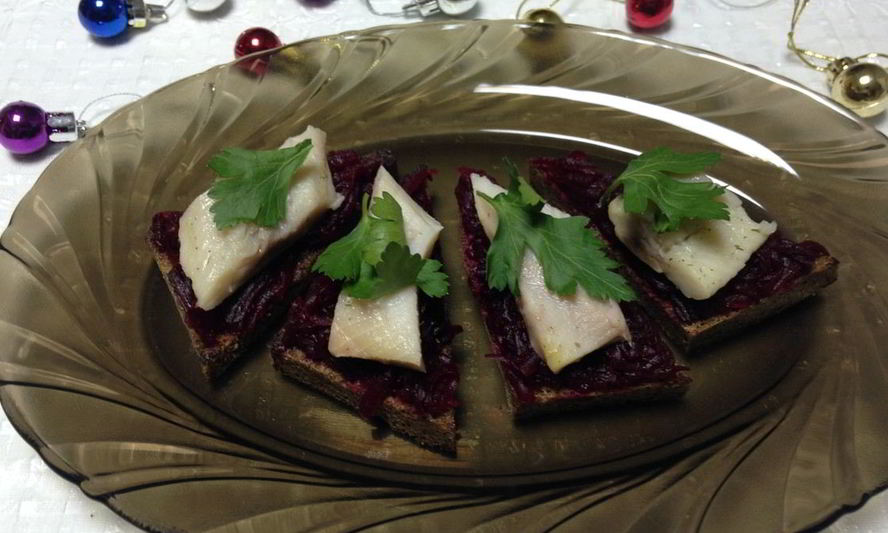 Рецепт бутербродов со свеклой и селедкой