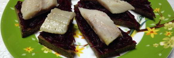 бутерброды со свеклой и селедкой