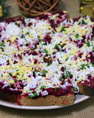 Бутерброды со свекольно-селедочной намазкой